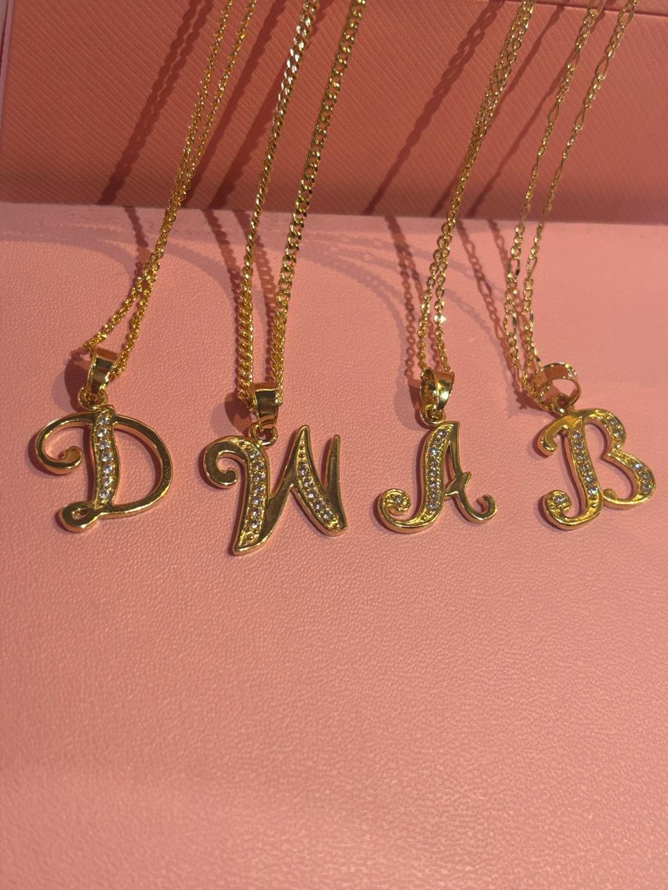 Collar con Dije de Iniciales en Baño de Oro 18K